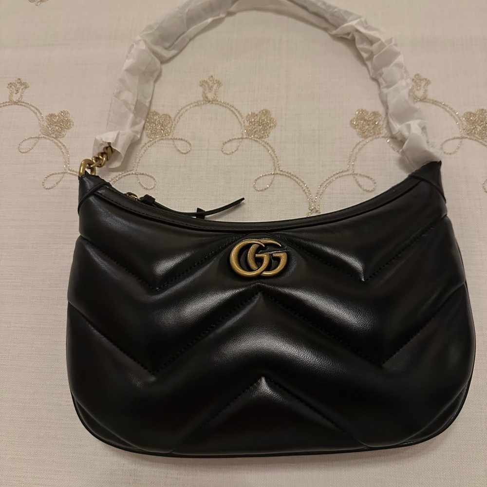 Gucci Black Quilted Shoulder Bag with Gold Logo - Picture 4 of 12